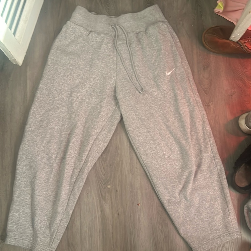 nike 
size: medium